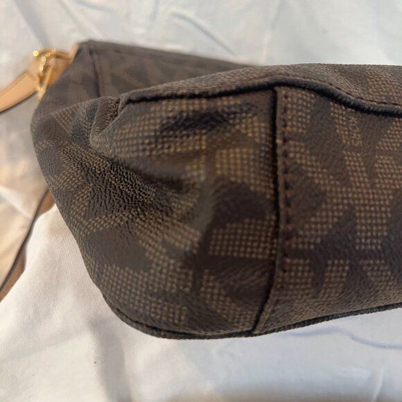 Michael Kors -- Vintage -- Jet Set Travel -- Messenger -- Crossbody - Picture 8 of 11